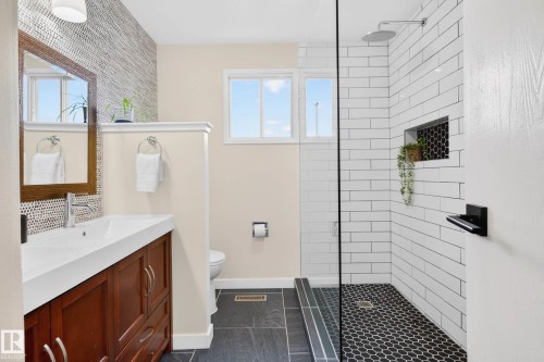 6118 37A Avenue, Edmonton, AB - Indoor Photo Showing Bathroom