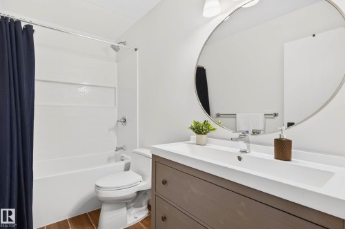 6118 37A Avenue, Edmonton, AB - Indoor Photo Showing Bathroom