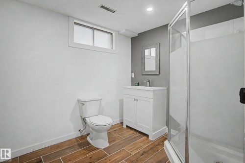 6118 37A Avenue, Edmonton, AB - Indoor Photo Showing Bathroom