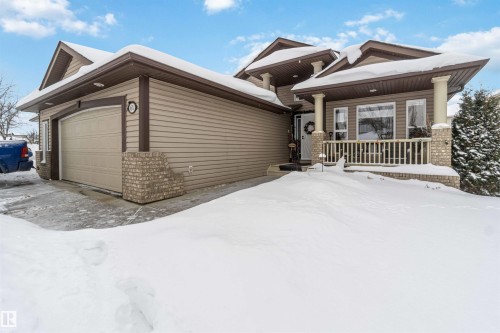 The property features a front-facing garage with a paved driveway - 61 Linkside Blvd, Spruce Grove, AB - Outdoor