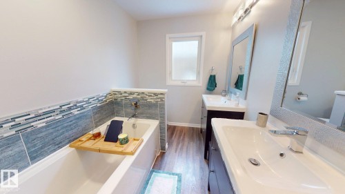10655 52 Street, Edmonton, AB - Indoor Photo Showing Bathroom
