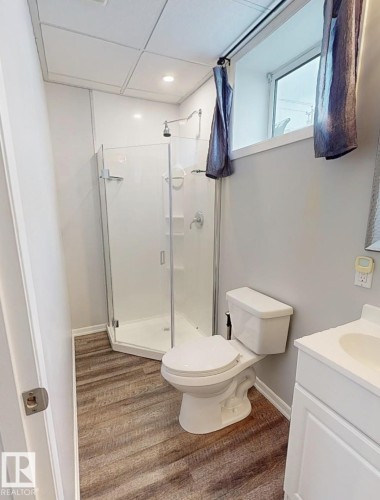10655 52 Street, Edmonton, AB - Indoor Photo Showing Bathroom