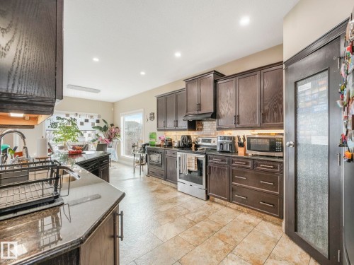 876 Hodgins Road, Edmonton, AB - Indoor Photo Showing Kitchen With Upgraded Kitchen