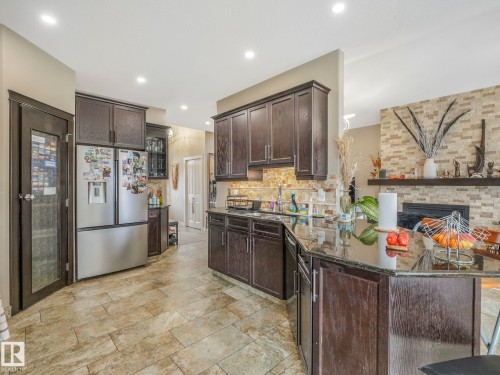 876 Hodgins Road, Edmonton, AB - Indoor Photo Showing Kitchen With Upgraded Kitchen