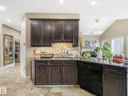 876 Hodgins Road, Edmonton, AB - Indoor Photo Showing Kitchen