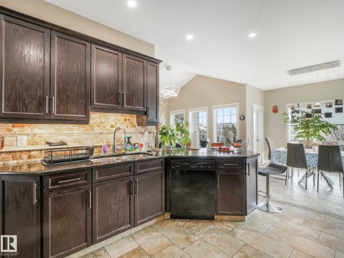 876 Hodgins Road, Edmonton, AB - Indoor Photo Showing Kitchen