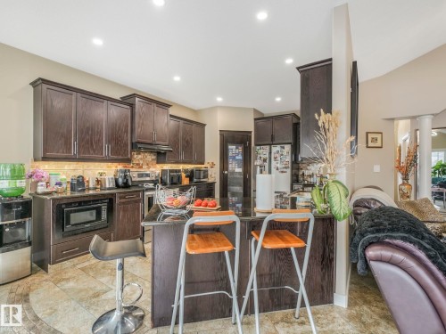 876 Hodgins Road, Edmonton, AB - Indoor Photo Showing Kitchen