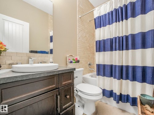 876 Hodgins Road, Edmonton, AB - Indoor Photo Showing Bathroom