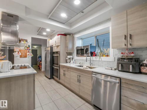 876 Hodgins Road, Edmonton, AB - Indoor Photo Showing Kitchen With Stainless Steel Kitchen With Double Sink