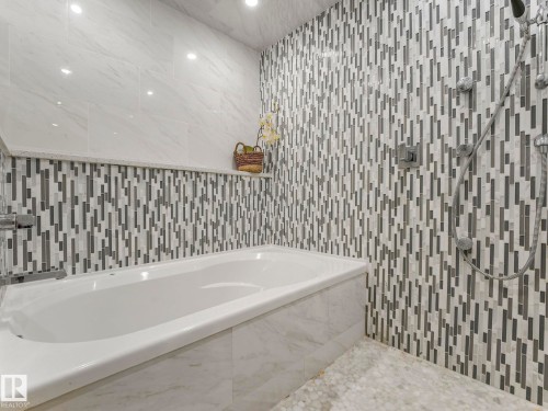 876 Hodgins Road, Edmonton, AB - Indoor Photo Showing Bathroom