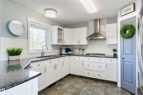 462 Ormsby Road W, Edmonton, AB - Indoor Photo Showing Kitchen