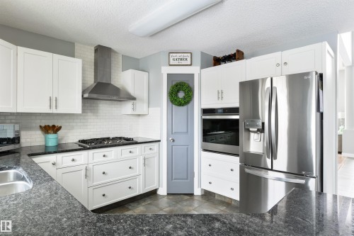 462 Ormsby Road W, Edmonton, AB - Indoor Photo Showing Kitchen With Double Sink With Upgraded Kitchen