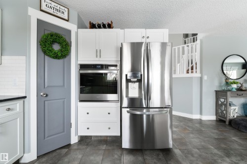 462 Ormsby Road W, Edmonton, AB - Indoor Photo Showing Kitchen