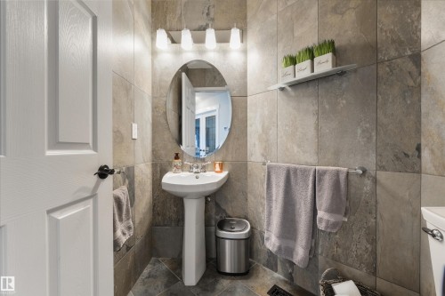 462 Ormsby Road W, Edmonton, AB - Indoor Photo Showing Bathroom