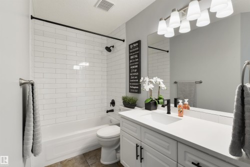 462 Ormsby Road W, Edmonton, AB - Indoor Photo Showing Bathroom