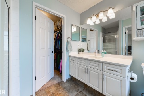 462 Ormsby Road W, Edmonton, AB - Indoor Photo Showing Bathroom