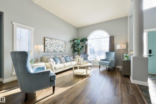 462 Ormsby Road W, Edmonton, AB - Indoor Photo Showing Living Room