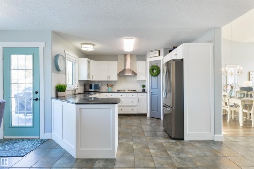 462 Ormsby Road W, Edmonton, AB - Indoor Photo Showing Kitchen