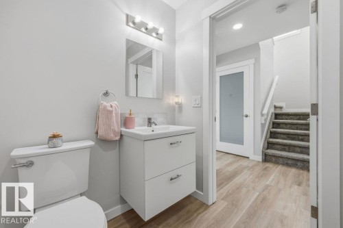 21360 90 Avenue, Edmonton, AB - Indoor Photo Showing Bathroom