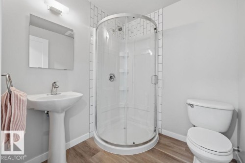 21360 90 Avenue, Edmonton, AB - Indoor Photo Showing Bathroom