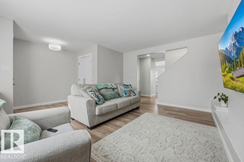 21360 90 Avenue, Edmonton, AB - Indoor Photo Showing Living Room