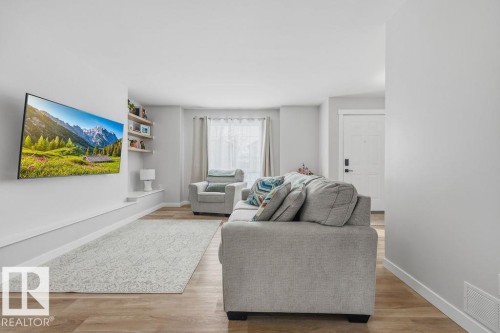 21360 90 Avenue, Edmonton, AB - Indoor Photo Showing Living Room