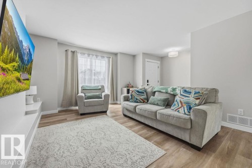 21360 90 Avenue, Edmonton, AB - Indoor Photo Showing Living Room