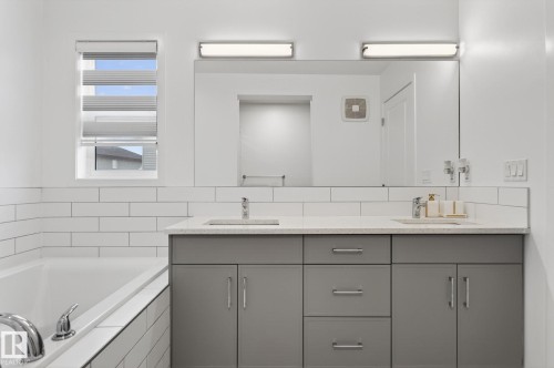 1091 Secord Promenade, Edmonton, AB - Indoor Photo Showing Bathroom