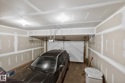 1091 Secord Promenade, Edmonton, AB - Indoor Photo Showing Garage