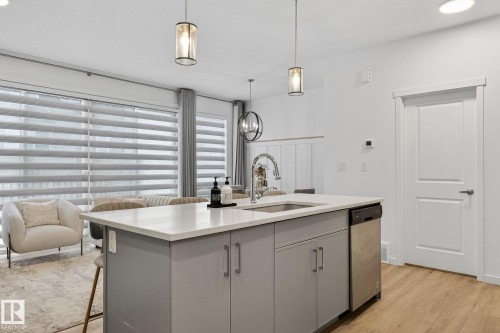 1091 Secord Promenade, Edmonton, AB - Indoor Photo Showing Kitchen