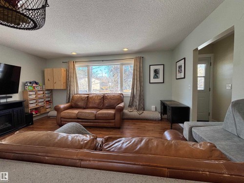 21 Elizabeth Drive, Fort Saskatchewan, AB - Indoor Photo Showing Living Room