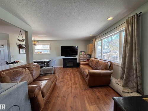 21 Elizabeth Drive, Fort Saskatchewan, AB - Indoor Photo Showing Living Room