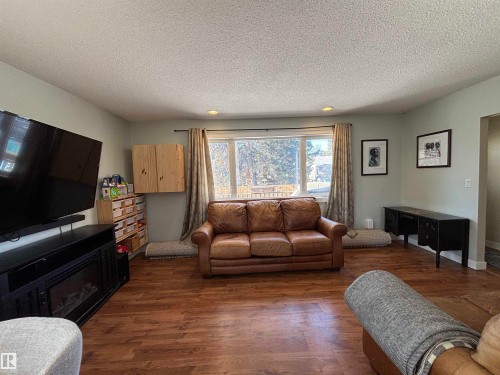 21 Elizabeth Drive, Fort Saskatchewan, AB - Indoor Photo Showing Living Room