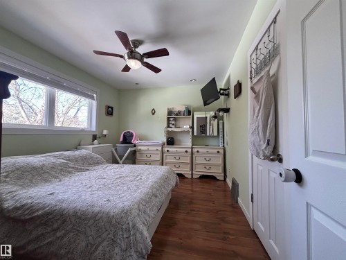21 Elizabeth Drive, Fort Saskatchewan, AB - Indoor Photo Showing Bedroom