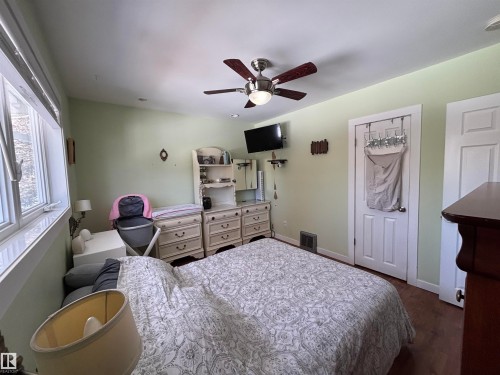21 Elizabeth Drive, Fort Saskatchewan, AB - Indoor Photo Showing Bedroom