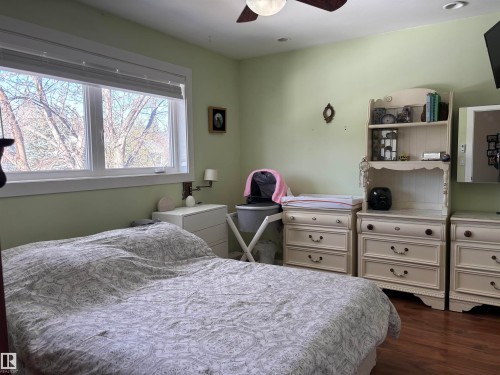 21 Elizabeth Drive, Fort Saskatchewan, AB - Indoor Photo Showing Bedroom