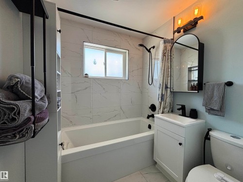 21 Elizabeth Drive, Fort Saskatchewan, AB - Indoor Photo Showing Bathroom