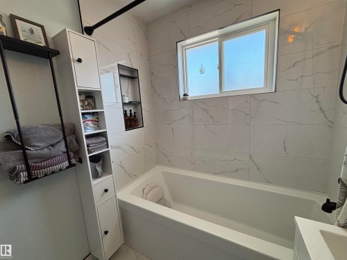 21 Elizabeth Drive, Fort Saskatchewan, AB - Indoor Photo Showing Bathroom