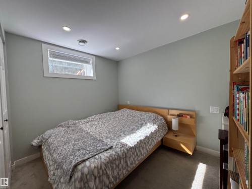 21 Elizabeth Drive, Fort Saskatchewan, AB - Indoor Photo Showing Bedroom