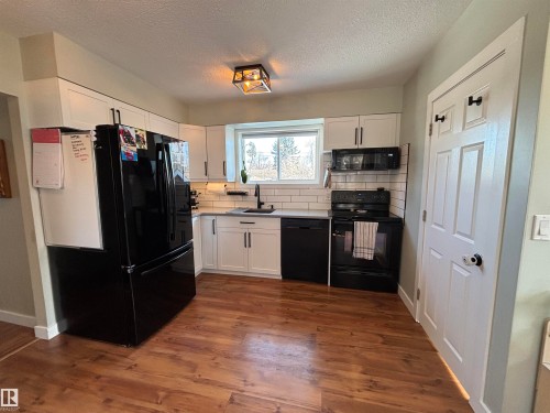 21 Elizabeth Drive, Fort Saskatchewan, AB - Indoor Photo Showing Kitchen