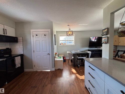 21 Elizabeth Drive, Fort Saskatchewan, AB - Indoor Photo Showing Kitchen