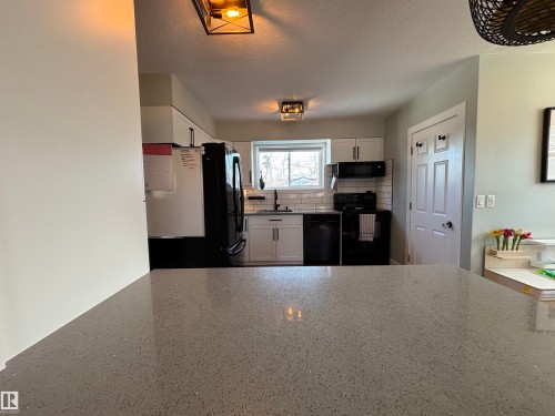 21 Elizabeth Drive, Fort Saskatchewan, AB - Indoor Photo Showing Kitchen