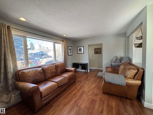 21 Elizabeth Drive, Fort Saskatchewan, AB - Indoor Photo Showing Living Room