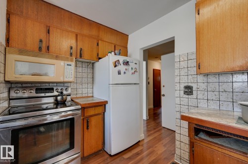 6621 132 Avenue, Edmonton, AB - Indoor Photo Showing Kitchen