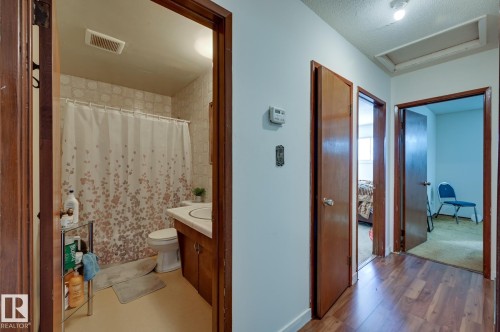 6621 132 Avenue, Edmonton, AB - Indoor Photo Showing Bathroom