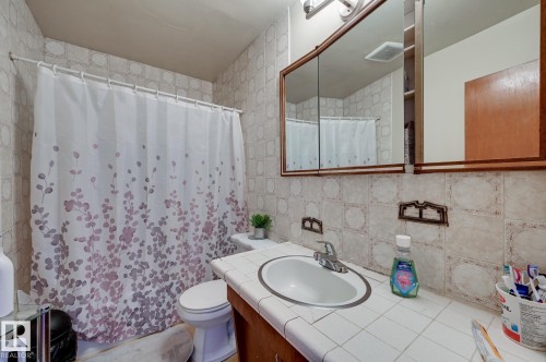 6621 132 Avenue, Edmonton, AB - Indoor Photo Showing Bathroom
