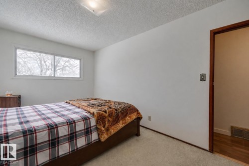 6621 132 Avenue, Edmonton, AB - Indoor Photo Showing Bedroom