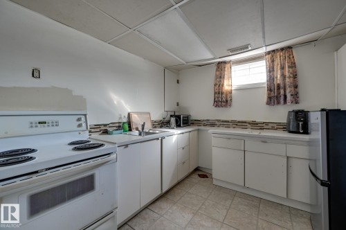 6621 132 Avenue, Edmonton, AB - Indoor Photo Showing Kitchen