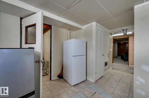 6621 132 Avenue, Edmonton, AB - Indoor Photo Showing Other Room