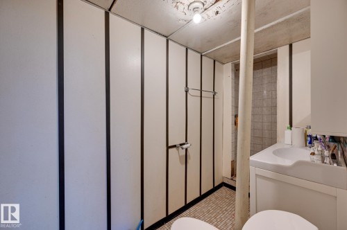 6621 132 Avenue, Edmonton, AB - Indoor Photo Showing Bathroom